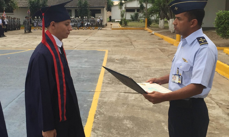 Soldados de aviación reciben su titulo como bachiller