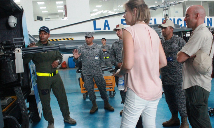 Viceministra de Defensa y comandante de la Fuerza Aérea  visitan  Comando Aéreo de Combate No. 4