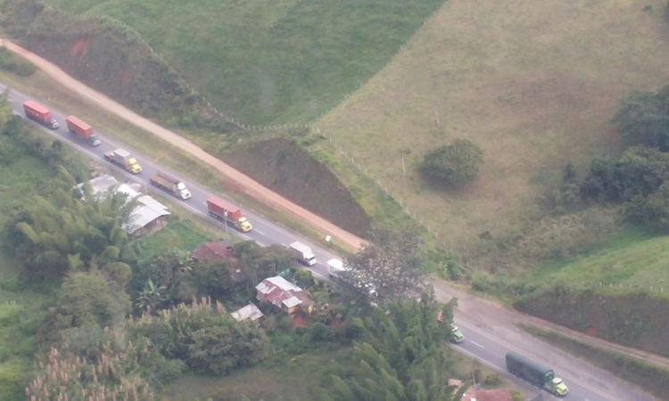 Fuerza Aérea desde los cielos garantiza seguridad en las vías 