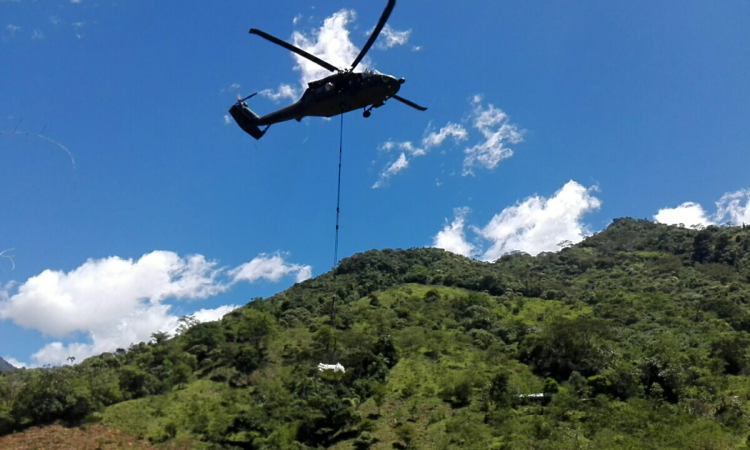 Puente de esperanza lleva la Fuerza Aérea 