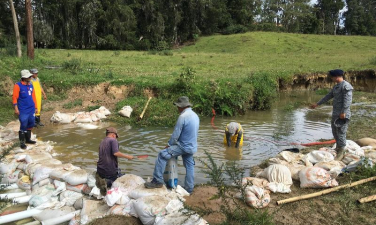 Apoyo de la Fuerza Aérea tras emergencia por contaminación del Río Negro en Antioquia