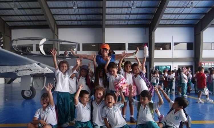 Niños del Colegio Panamericano fueron "pilotos por un día"