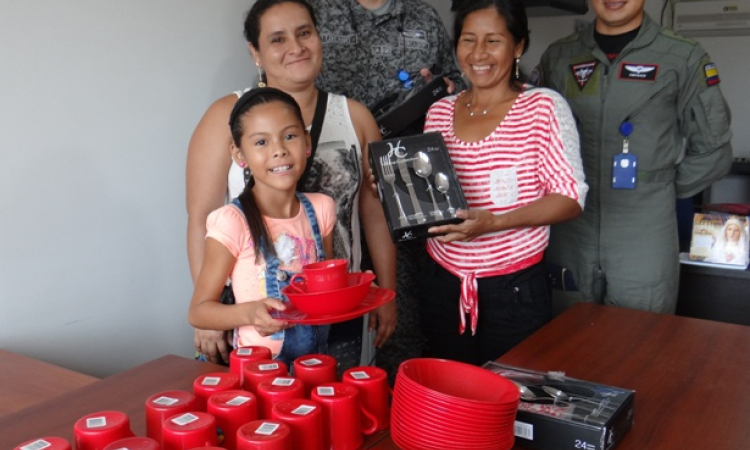 Niños del resguardo indígena "El Quince" fueron beneficiados por la Fuerza Aérea 