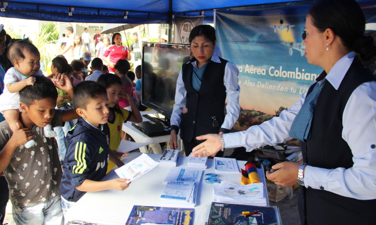 La Fuerza Aérea Colombiana celebró junto con la población de Leticia las fiestas patrias