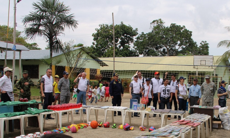 Niños del Colegio Puerto Nariño reciben nueva biblioteca  