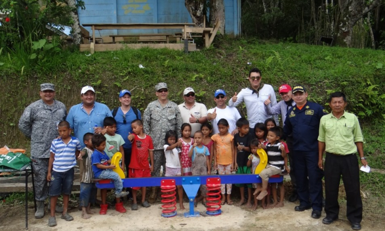 Etnia Tikuna en el Amazonas recibe parque infantil 