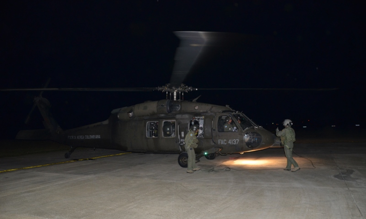 Fuerza Aérea evacúa  dos soldados del Ejercito Nacional 