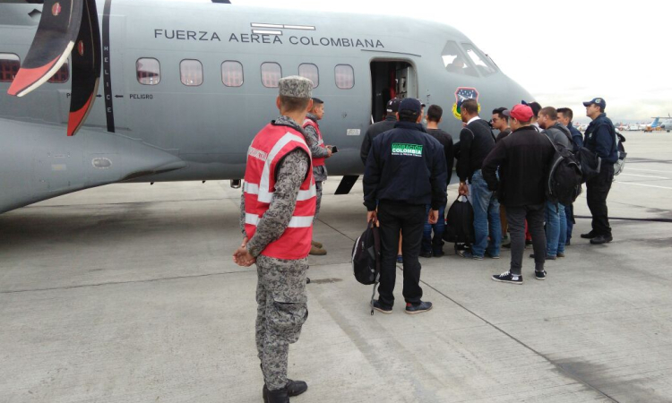 Fuerza Aérea retorna migrantes 