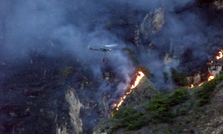 Fuerza Aérea Colombiana combate voraz incendio 