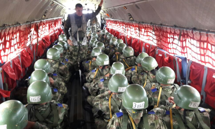 Paracaidismo militar desde aeronaves de la Fuerza Aérea