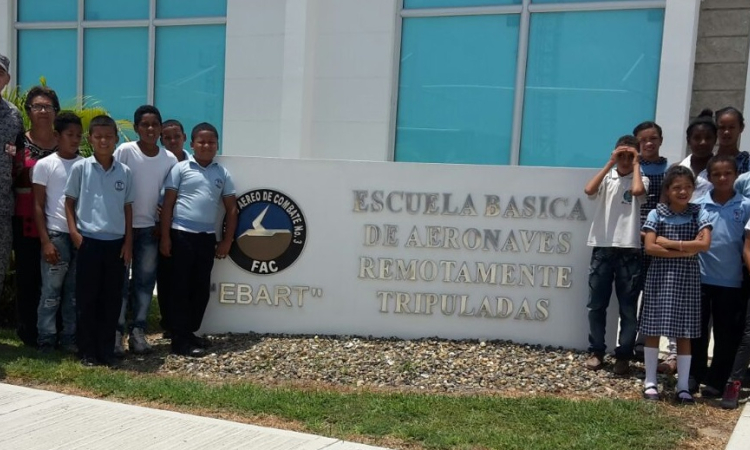 Estudiantes del Colegio la Divina Enseñanza conocen la misión de la Fuerza Aérea en el Atlántico