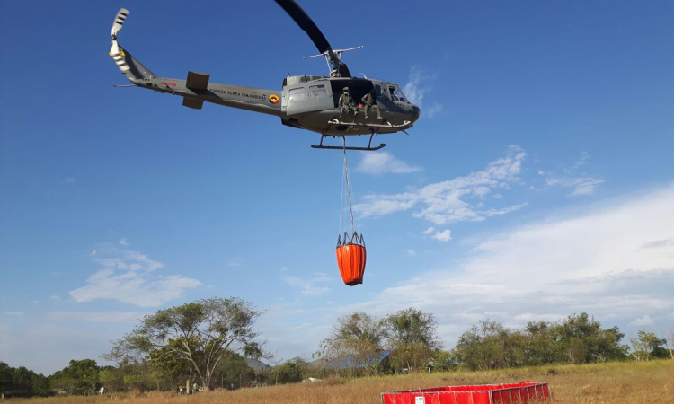 Fuerza Aérea Colombiana opera para extinguir incendio en el Huila