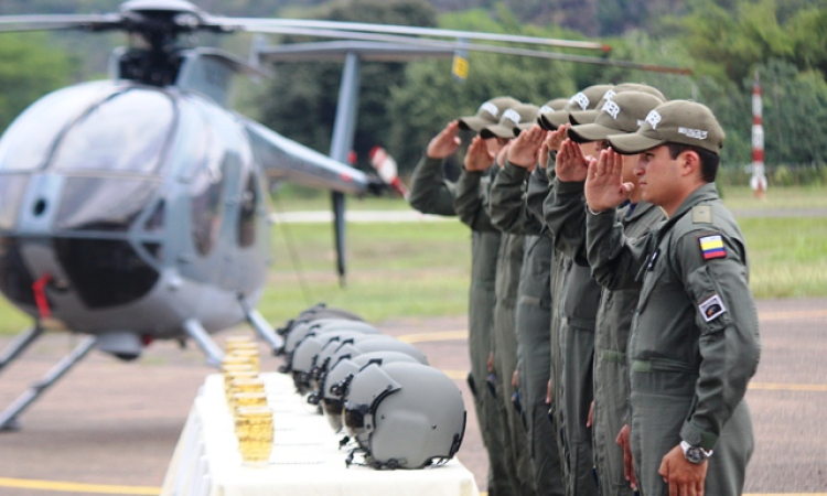 Oficiales de la Fuerza Aérea Colombiana logran su "Vuelo solo"