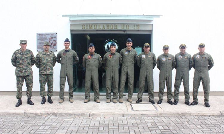 Fuerza Pública tiene nuevos instructores de vuelo por instrumentos