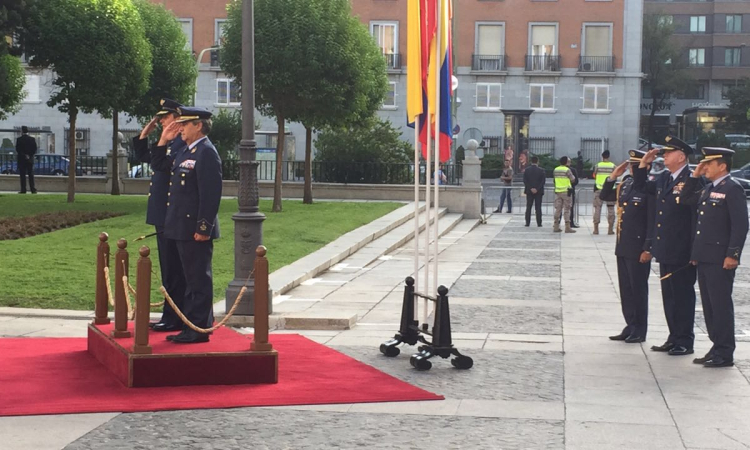 Comandante Fuerza Aérea Colombiana visita el Ejército del Aire Español