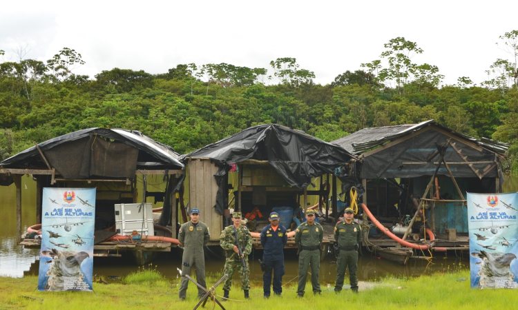 Fuerza Aérea propina gran golpe a la minería ilegal en el Amazonas