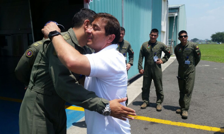 Buzo sobreviviente visitó Unidad de la Fuerza Aérea