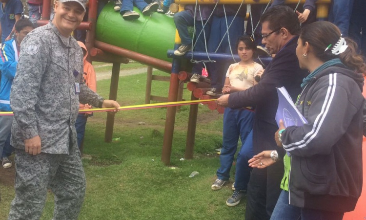 Comando Aéreo de Combate No.7 entrega un parque infantil en el corregimiento de Tenerife, Valle del Cauca