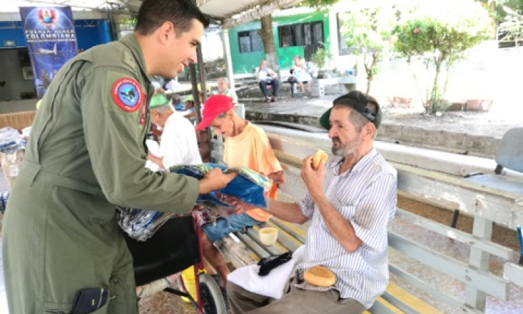 Fuerza Aérea Colombiana entregó donaciones a adultos mayores de La Dorada