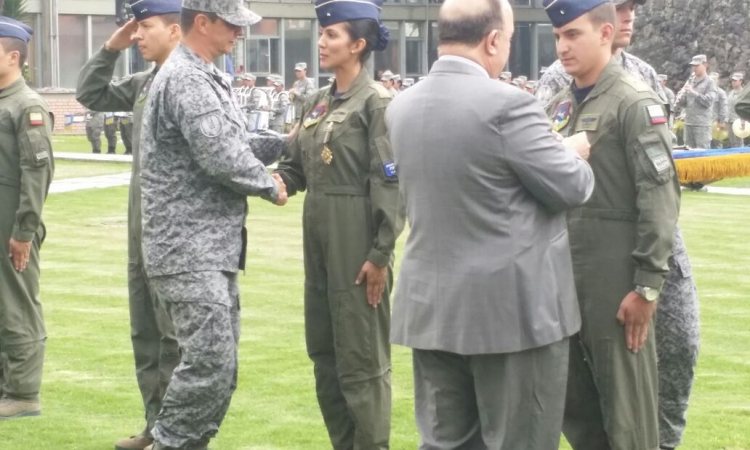 Tripulación de C-130 Hércules recibe condecoración 