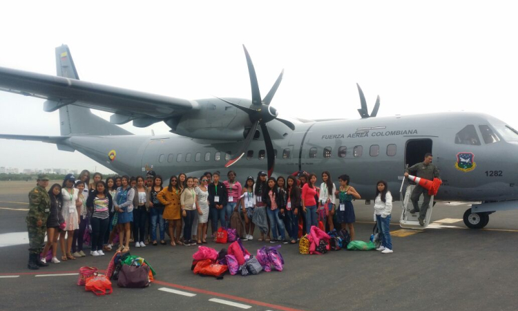 Fuerza Aérea cumple el sueño de volar y conocer el mar a 34 niñas del ICBF