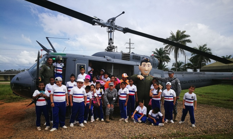 Niños de Solano conocen la misión de la Fuerza Aérea en el sur del país 