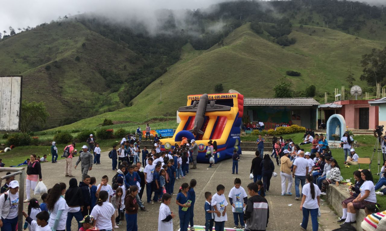 Fuerza Aérea llevó bienestar a la población de El Cerrito, Valle del Cauca 