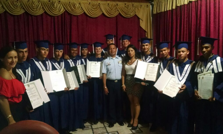 Soldados de la Fuerza Aérea Colombiana se gradúan como Bachilleres