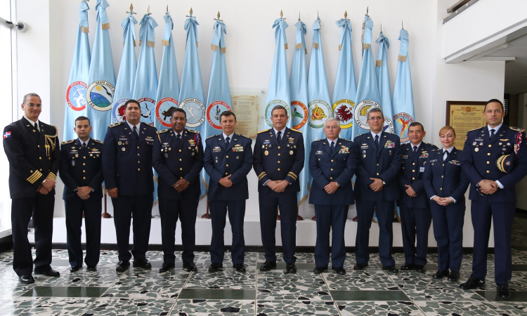 Comandante de la Fuerza Aérea de República Dominicana en visita oficial a Colombia