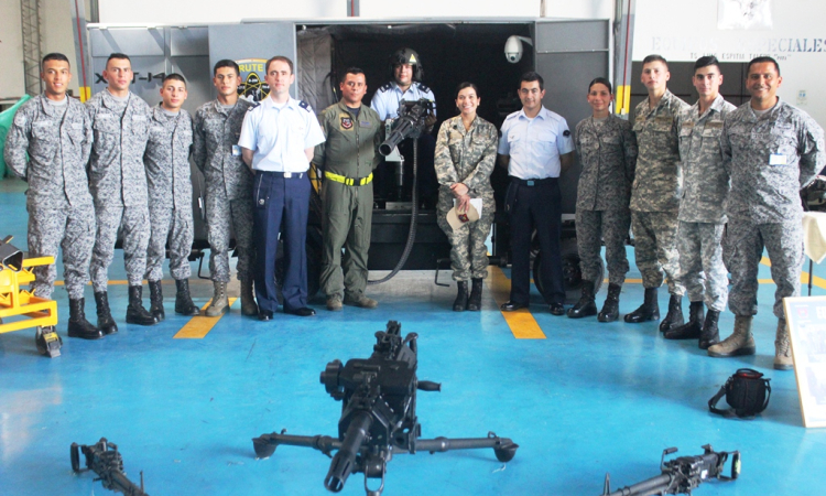 Comitiva de la Fuerza Aérea de Chile visitó el Comando Aéreo de Combate No. 4 en Melgar, Tolima