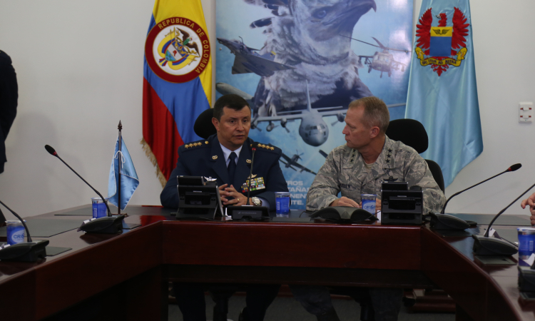 Visita Comandante de la Duodécima Fuerza Aérea de los Estados Unidos