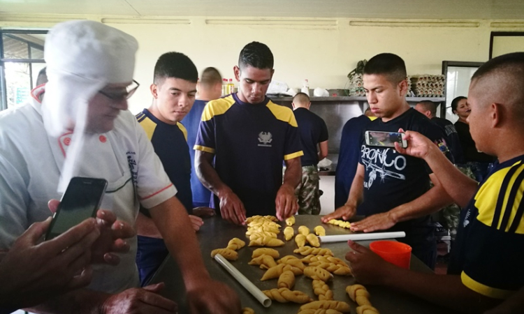 Soldados del Comando Aéreo de Combate No.6 realizaron curso de panadería con el SENA 