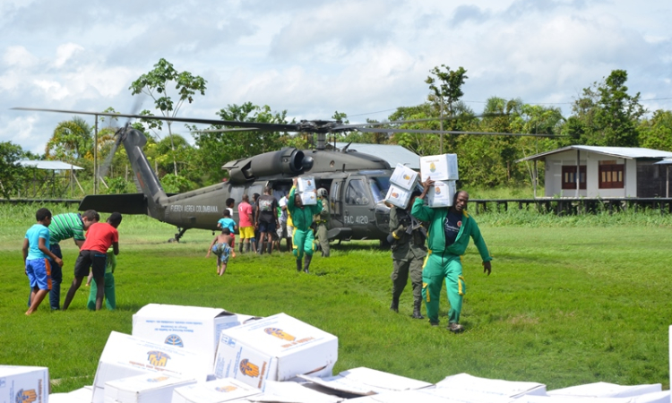 17.500 kilos de ayuda humanitaria transportó la Fuerza Aérea a Murindó y Vigía del Fuerte en Antioquia