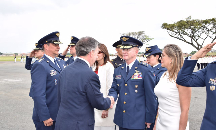 Fuerza Aérea asciende a sus generales y subtenientes en Cali 