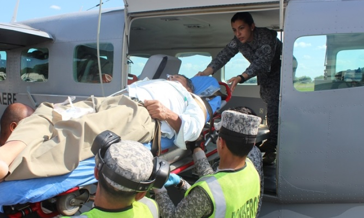 Fuerza Aérea traslada un adulto mayor desde Mitú en grave estado de salud