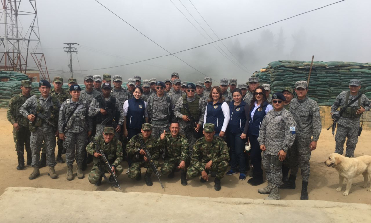 Voluntarias del CAMAN visitan a los soldados de aviación en los puestos de seguridad