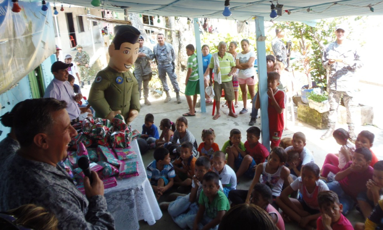 Comando Aéreo de Combate No.1 entregó regalos de navidad en el Magdalena Centro