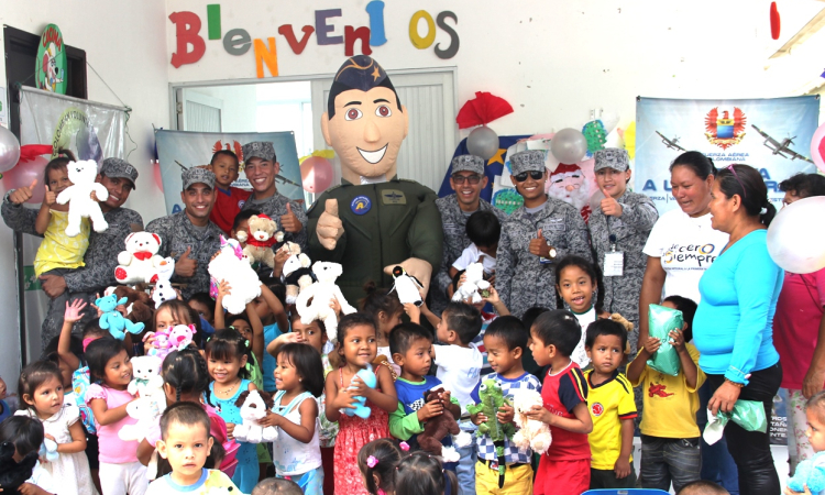 Grupo Aéreo del Amazonas adelantó la navidad a más de 70 niños indígenas de Leticia