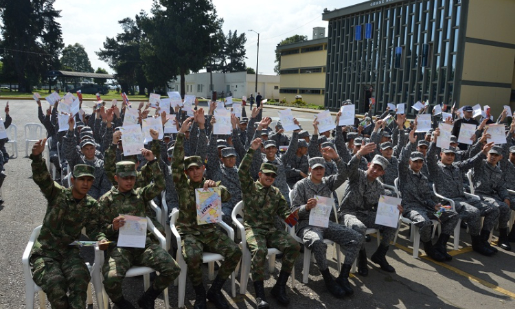 Soldados de aviación de CATAM reciben cartas de gratitud de los niños de Funza