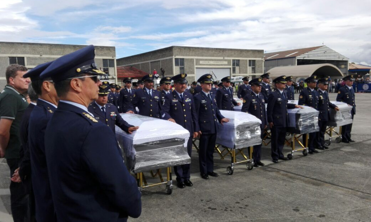 Comandante FAC despide con honores a víctimas del accidente aéreo 