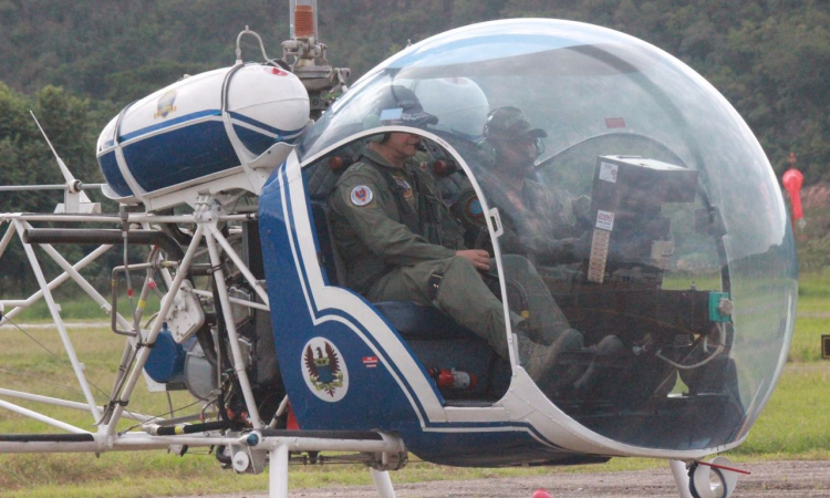 Comandante de la Fuerza Aérea vuela helicóptero OH 13 en el Cacom No.4 