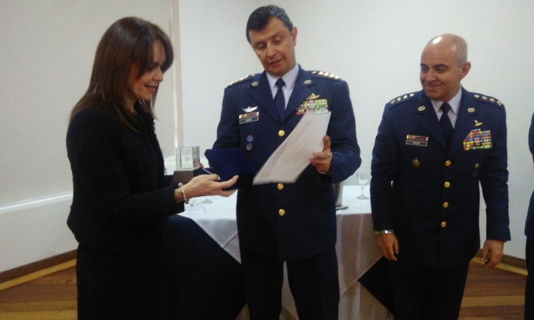 Comandante de la Fuerza Aérea Colombiana entrega premio “Alas de Esperanza”