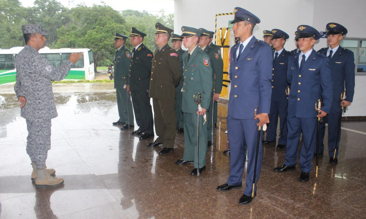 16 Oficiales colombianos y peruanos inician segundo curso en el Helicóptero TH-67