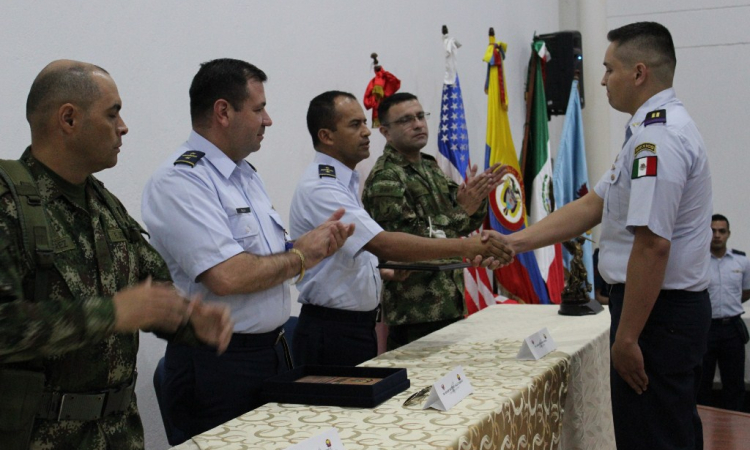 Graduación de oficiales Latinoamericanos como Pilotos de helicóptero