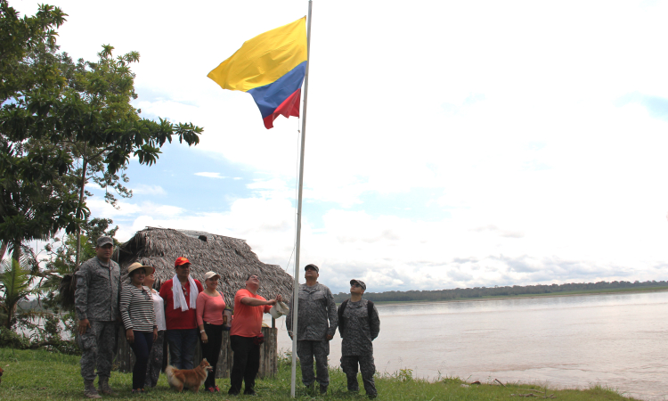 GAAMA y Gobernación Departamental visten de tricolor el Río Amazonas