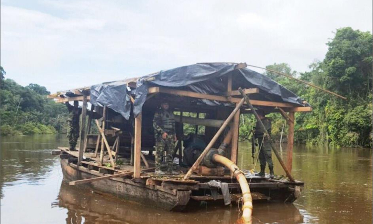 Fuerza Aérea propina golpe a la minería ilegal en el Amazonas 