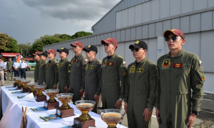 Subtenientes del Curso 89 finalizan con éxito su primer "vuelo solo" en la Base Aérea de Cali