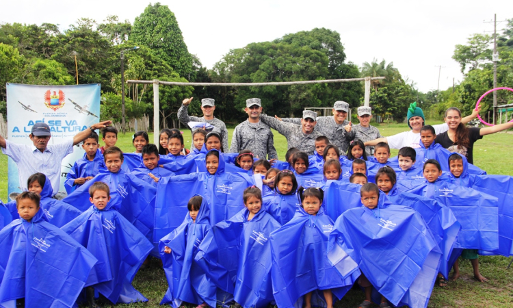 Grupo Aéreo del Amazonas entrega “Alas Impermeables” a la comunidad de San Miguel en Leticia