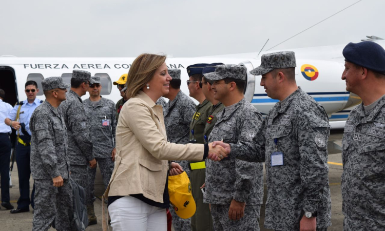 Comandante de la Fuerza Aérea y Viceministra de Defensa visitan la Escuela Militar de Aviación 