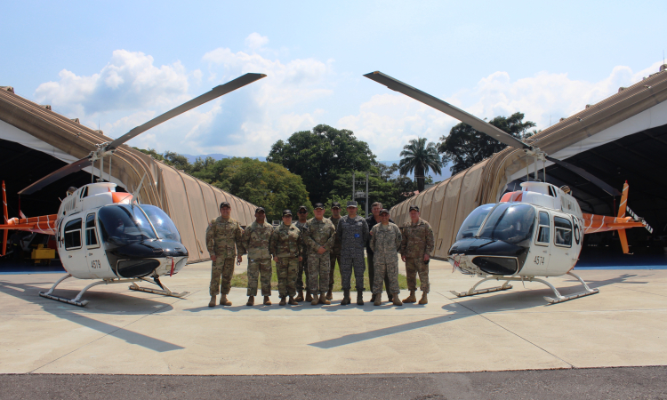 Ejército de los Estados Unidos visita la Escuela de Helicópteros de las Fuerzas Armadas